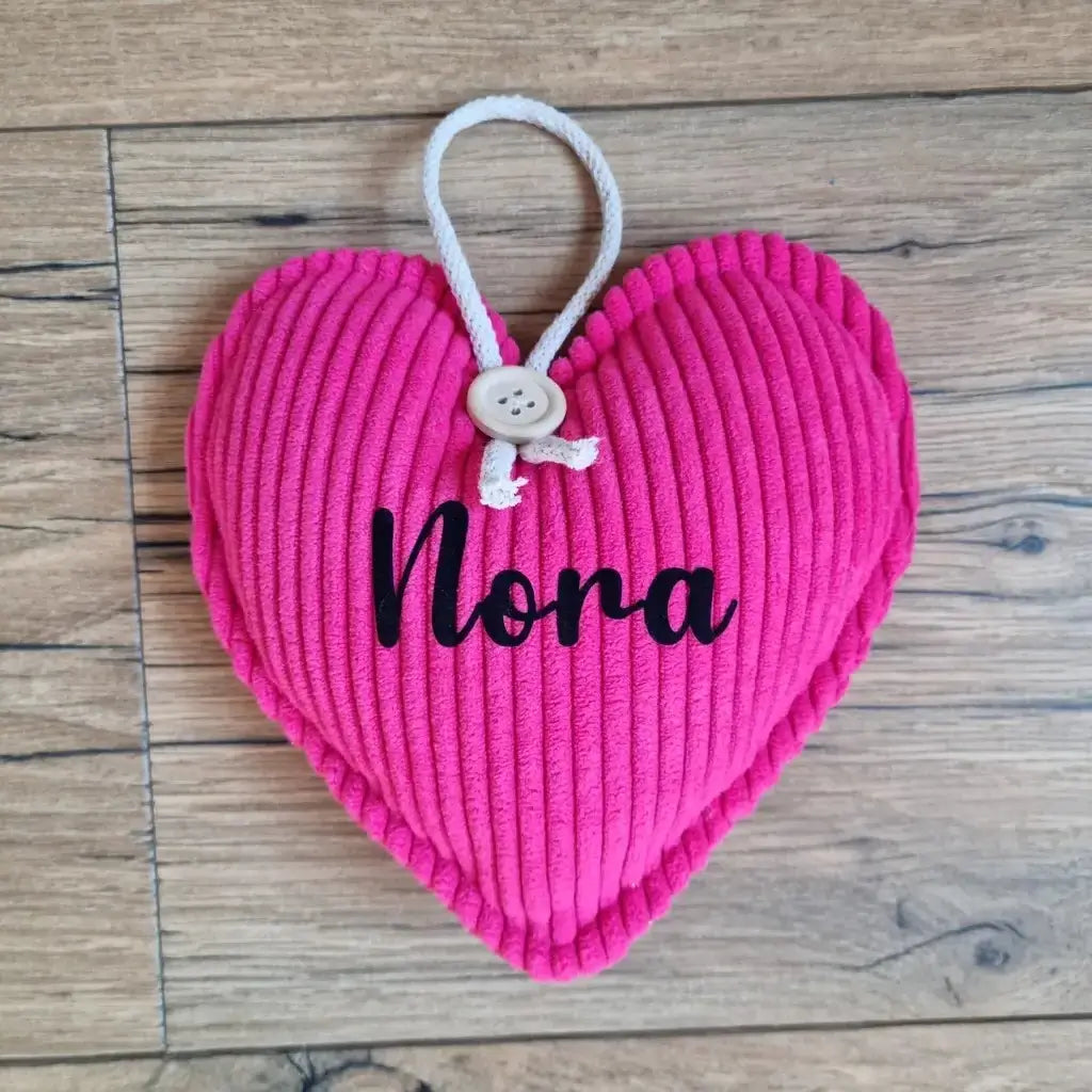 Cœur décoratif à suspendre en velours côtelé fuchsia, prénom Nora floqué, cordon et bouton bois