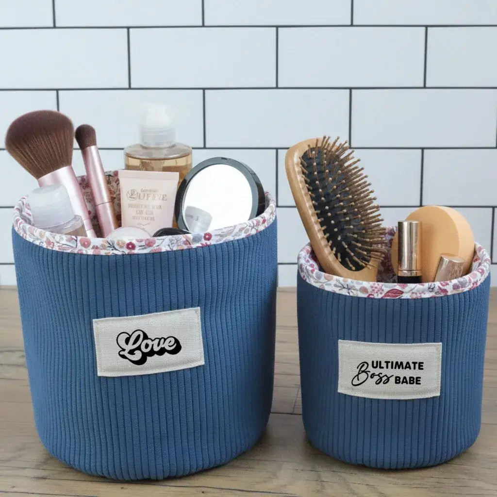 Duo de paniers de rangement en velours côtelé bleu personnalisables pour maquillage et salle de bain.