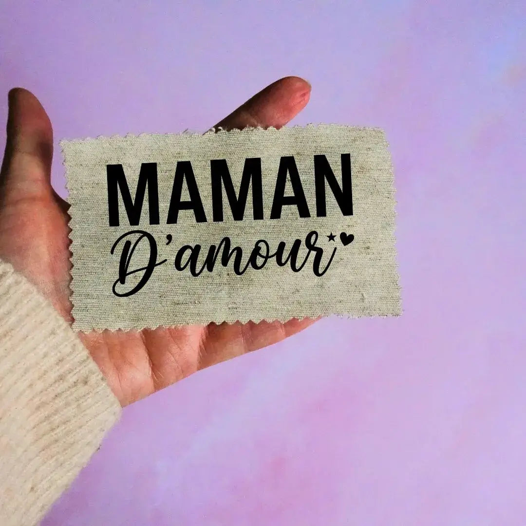 étiquette textile maman d’amour texte noir avec petits motifs étoiles et cœur