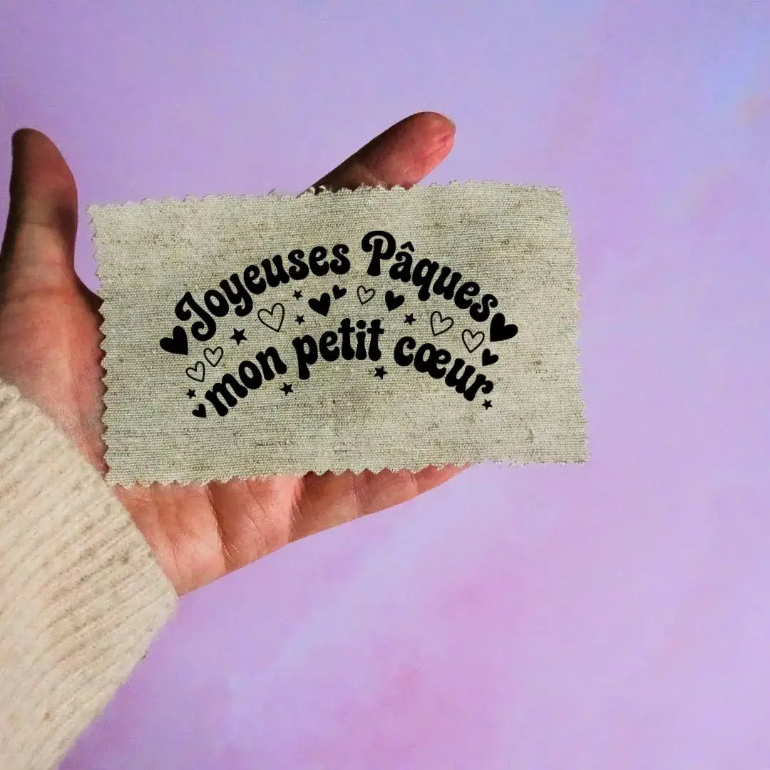 étiquette tissu Pâques joyeuses Pâques mon petit cœur texte noir décor cœurs sur tissu beige