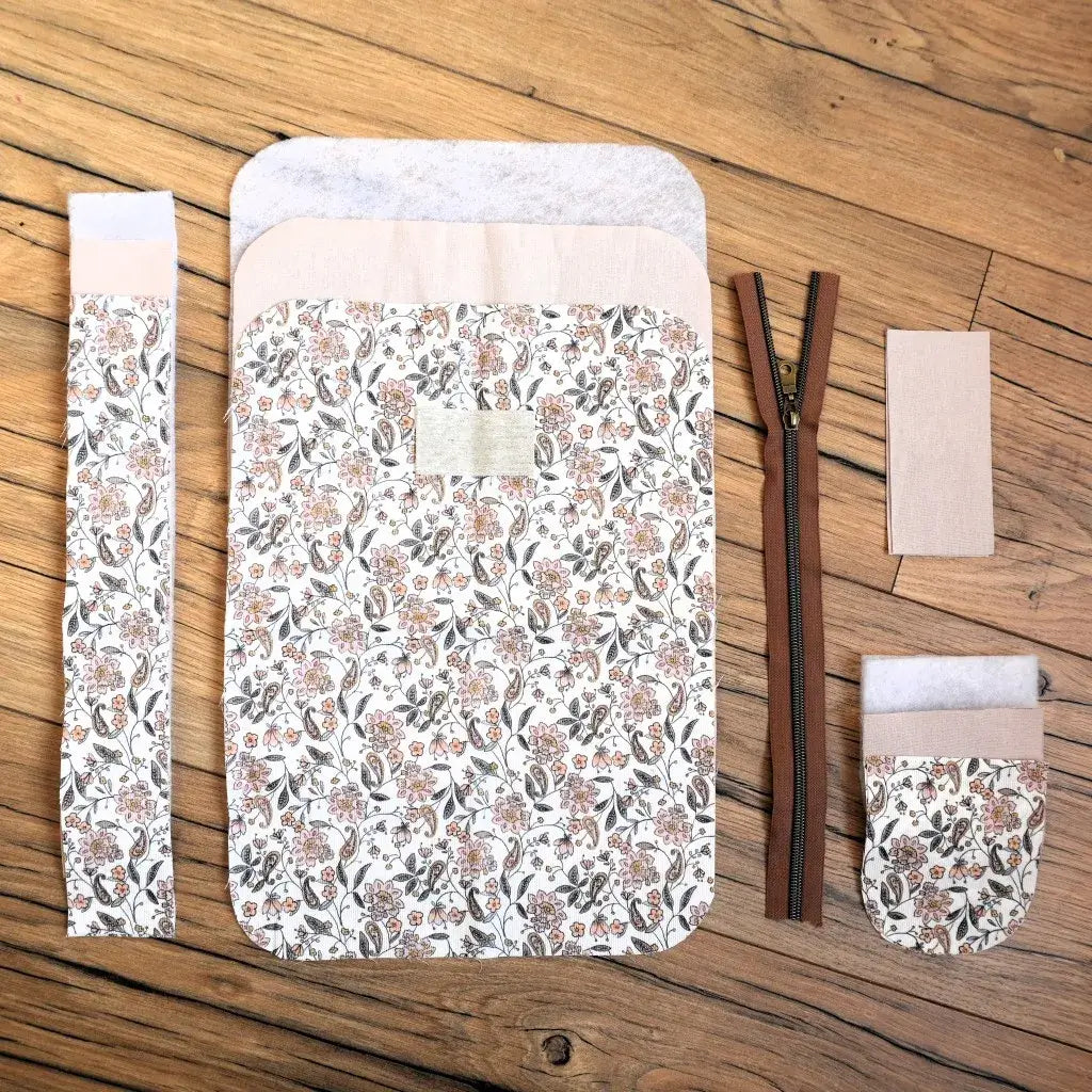 Kit DIY couture complet pour créer une trousse de toilette en tissu à motifs floraux délicats. Le kit comprend zip assorti, étiquette personnalisable et éléments de tissu prédécoupés. Facile à assembler, il permet de réaliser une trousse artisanale unique, parfaite pour organiser maquillage, produits de soin et accessoires beauté avec style.
