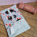 Pochettes de rangement multi-usages en nid d'abeille à rouler et personnalisées. Celle de gauche est complètement déroulée pour laisser voir les 4 poches et les 6 emplacements élastiques de différentes tailles permettant d'y ranger câbles, chargeurs, etc. Celle de droite, en nid d'abeille de coloris marsala, est complètement roulée et est personnalisée avec le prénom "Léa" floqué en doré.