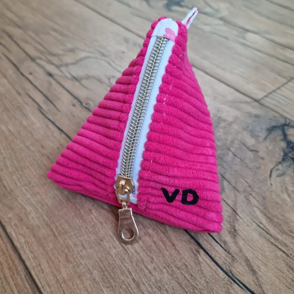 Trousse berlingot triangulaire rose framboise en velours côtelé, zip doré et initiales VD floquées