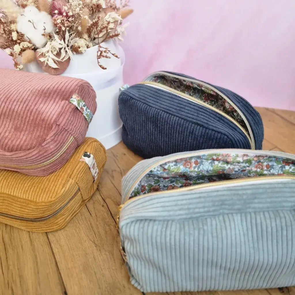 Trousse de toilette en velours côtelé personnalisée – Accessoire élégant avec prénom floqué et fermeture zippée, idéale pour ranger ses affaires de toilette.