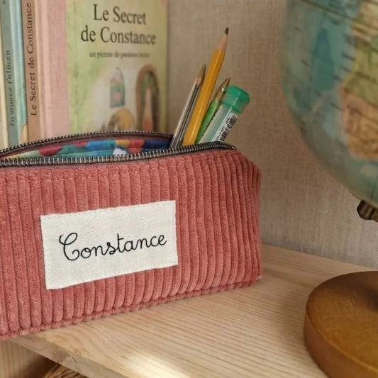Trousse d’école personnalisée terracotta en velours côtelé avec prénom, trousse scolaire enfant près d’un globe