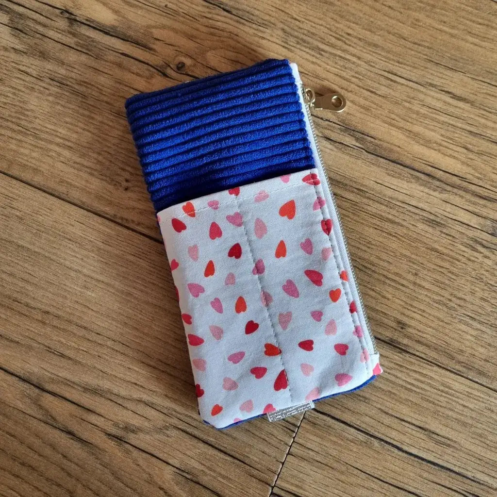trousse élastique carnet A5 velours côtelé bleu roi avec zip latéral et tissu motif cœurs