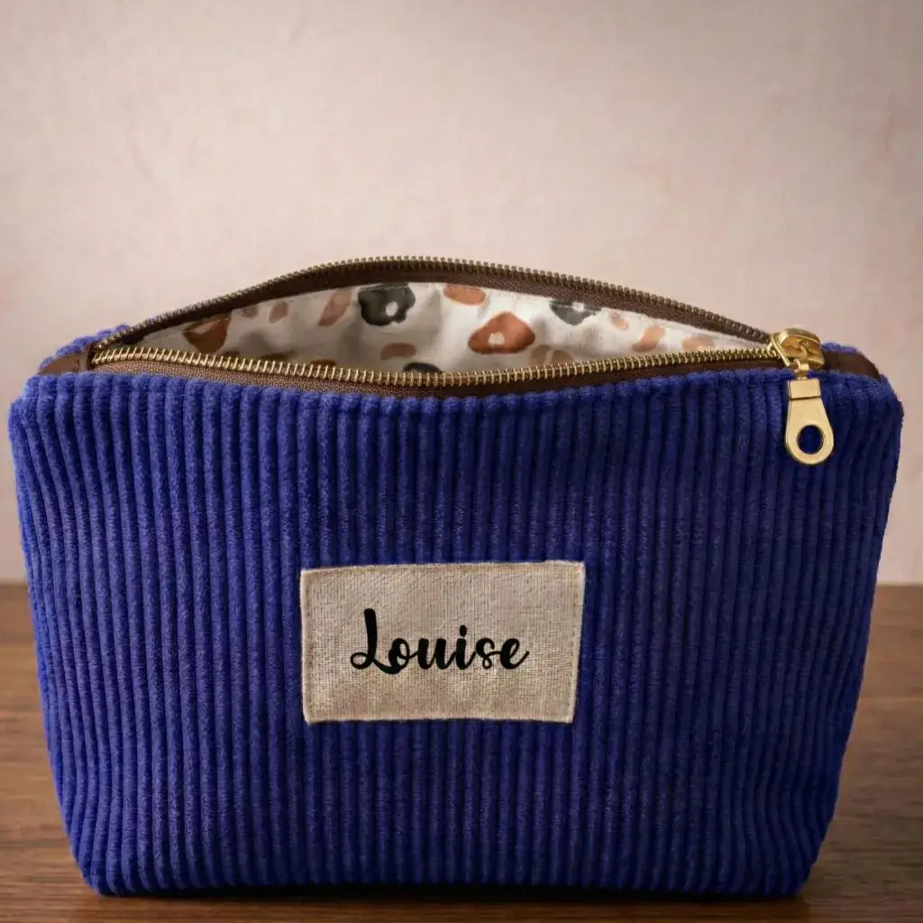 Trousse zippée en velours côtelé bleu roy personnalisée au prénom Louise.