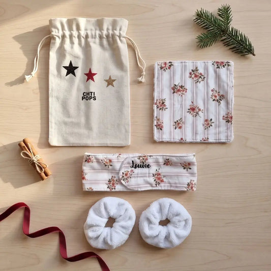 Coffret bandeau prénom Louise et lingette à roses sur rayures, chouchous éponge blancs et pochon étoilé posés à plat