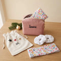 Coffret avec trousse en velours côtelé rose prénom Louise, ouverte sur doublure fleurie, chouchous, bandeau et pochon étoilé