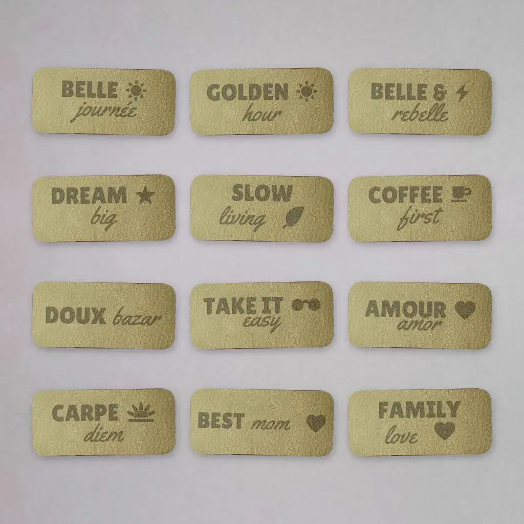 Douze étiquettes simili cuir beige gravées de messages comme Slow living, Dream big et Carpe diem