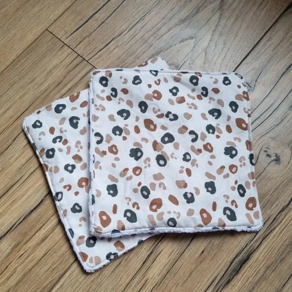 deux lingettes grand format 17x17 cm motif léopard