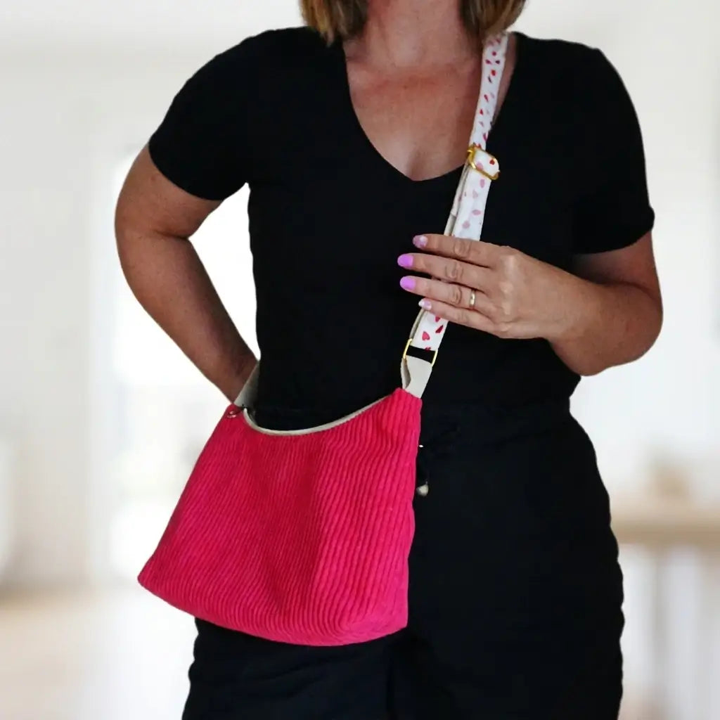 Sac bandoulière rose framboise en velours côtelé avec sangle blanche à petits cœurs