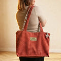 Sac cabas terracotta en velours côtelé porté sur l'épaule, vu de dos avec étiquette Slow living
