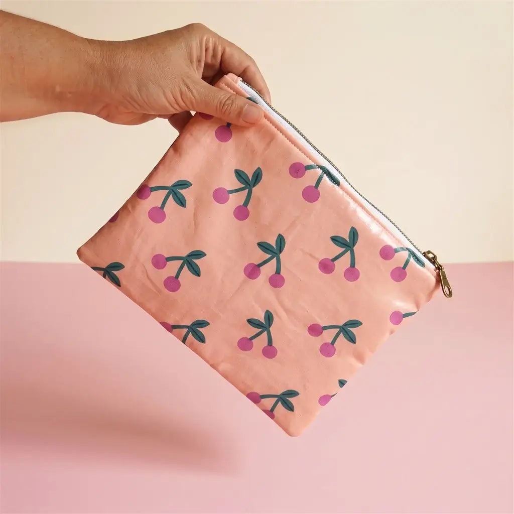 Pochette plate zippée rose à motif cerises violettes, zip clair et tirette mousqueton dorée
