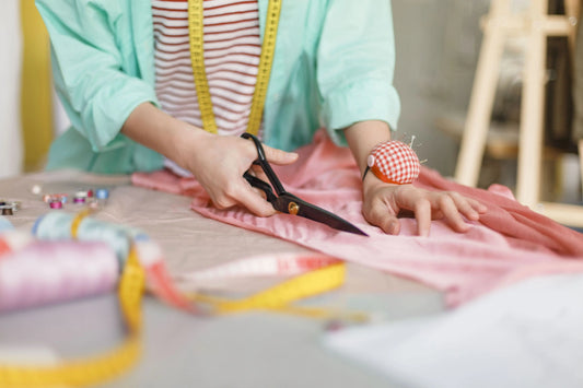 Pourquoi le fait-main est une tendance montante : l'attrait des accessoires personnalisés à la couture