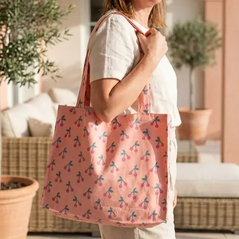 cabas XL coton enduit rose motif cerises porté à l’épaule avec grand format pour plage ou courses