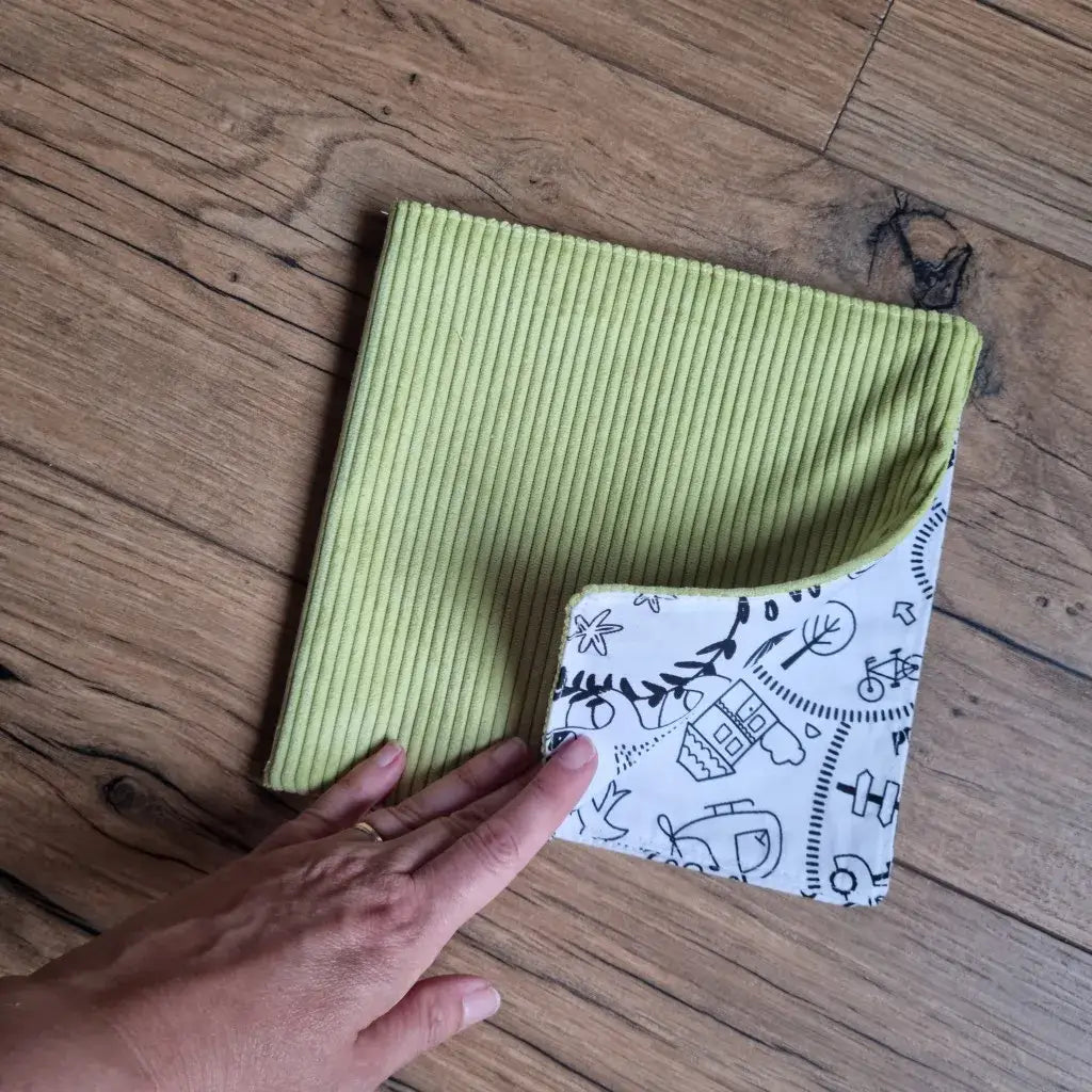 cahier de coloriage en tissu vert anis avec couverture velours côtelé et motif à colorier