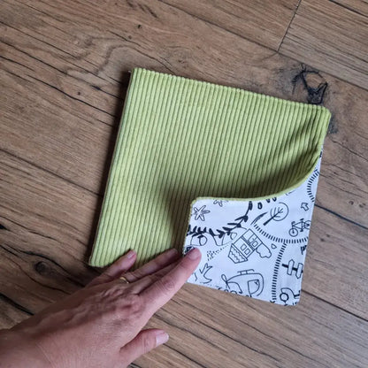 cahier de coloriage en tissu vert anis avec couverture velours côtelé et motif à colorier