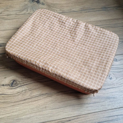 Charlotte couvre-plat de forme rectangulaire en coton enduit réutilisable au motif carreaux. Cette charlotte alimentaire est étirée sur un plat rectangulaire idéalement de dimensions 34x24 cm mais pouvant aller jusqu'à 36x26 cm.