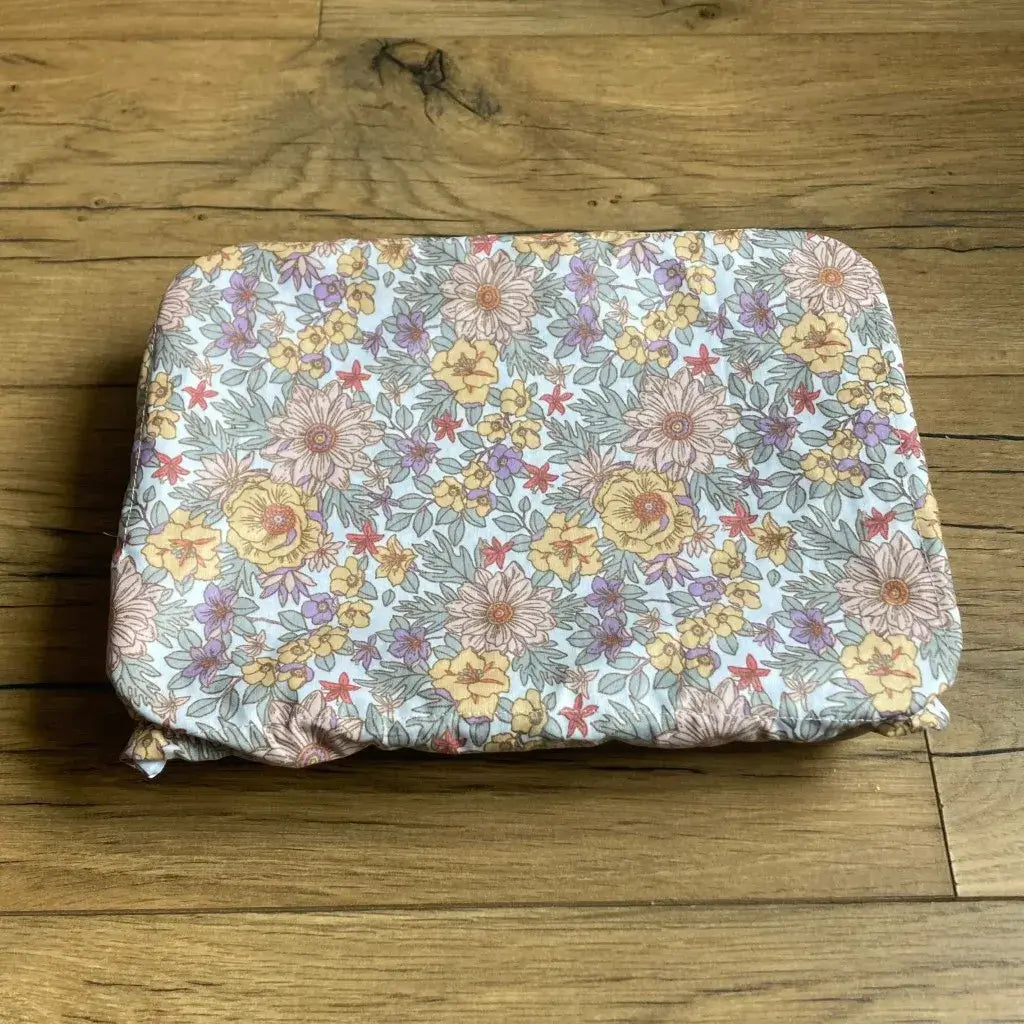 Charlotte couvre-plat de forme rectangulaire en coton enduit réutilisable au motif fleurs mauves. Cette charlotte alimentaire est étirée sur un plat rectangulaire idéalement de dimensions 26x20 cm mais pouvant aller jusqu'à 28x22 cm.