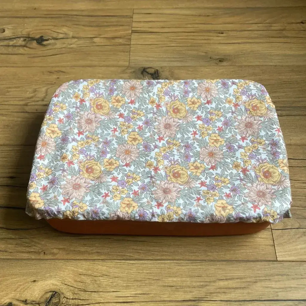 Charlotte couvre-plat de forme rectangulaire en coton enduit réutilisable au motif fleurs mauves. Cette charlotte alimentaire est étirée sur un plat rectangulaire idéalement de dimensions 34x24 cm mais pouvant aller jusqu'à 36x26 cm.