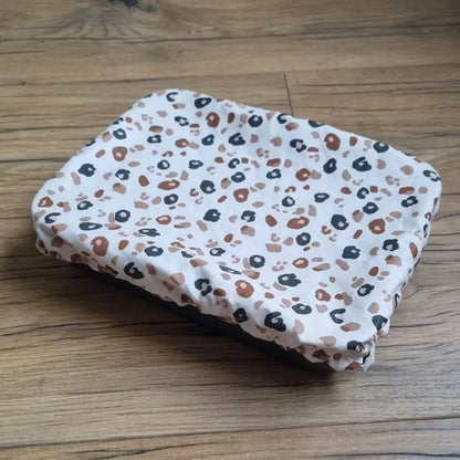 Charlotte couvre-plat de forme rectangulaire en coton enduit réutilisable au motif léopard. Cette charlotte alimentaire est étirée sur un plat rectangulaire idéalement de dimensions 26x20 cm mais pouvant aller jusqu'à 28x22 cm.