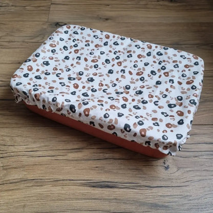 Charlotte couvre-plat de forme rectangulaire en coton enduit réutilisable au motif léopard. Cette charlotte alimentaire est étirée sur un plat rectangulaire idéalement de dimensions 34x24 cm mais pouvant aller jusqu'à 36x26 cm.