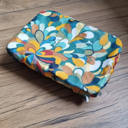 Charlotte couvre-plat de forme rectangulaire en coton enduit réutilisable au motif splash multicolore. Cette charlotte alimentaire est étirée sur un plat rectangulaire idéalement de dimensions 26x20 cm mais pouvant aller jusqu'à 28x22 cm.