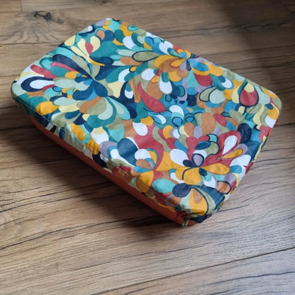 Charlotte couvre-plat de forme rectangulaire en coton enduit réutilisable au motif fleurs splash multicolore. Cette charlotte alimentaire est étirée sur un plat rectangulaire idéalement de dimensions 34x24 cm mais pouvant aller jusqu'à 36x26 cm.