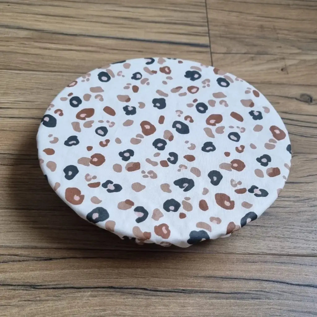 Charlotte couvre-plat rond en coton enduit réutilisable au motif léopard. Cette charlotte alimentaire est étirée sur un bol ou une assiette creuse pouvant aller d'un diamètre de 20 à 22 cm. 