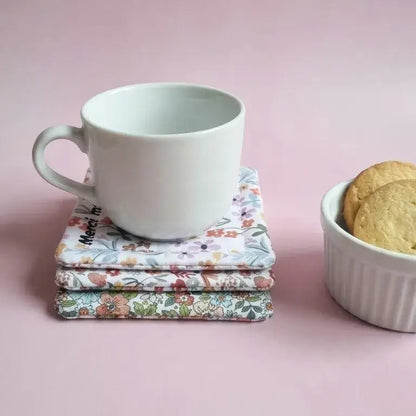 lot de dessous de tasse personnalisés en tissu fleuri avec tasse blanche