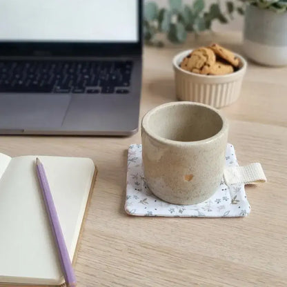 dessous de tasse en tissu personnalisé avec mug et ordinateur portable sur bureau
