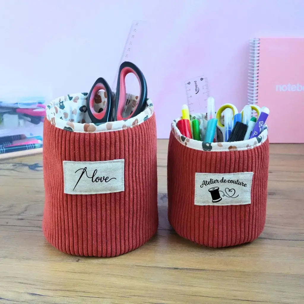 Organisateurs en velours terracotta personnalisés avec ciseaux et feutres pour bureau ou atelier de couture.