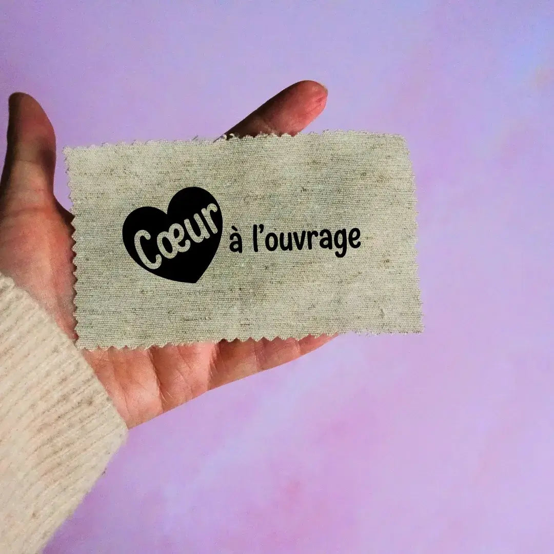 Étiquette en tissu personnalisée avec inscription floquée Cœur à l'ouvrage tenue à la main pour création artisanale