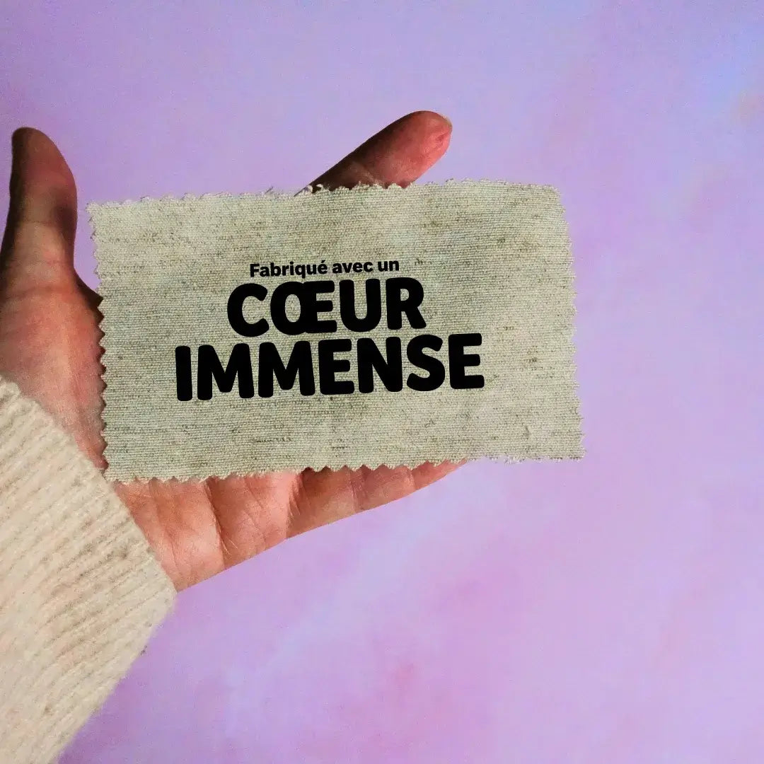 Étiquette en tissu personnalisée avec inscription floquée Fabriqué avec un cœur immense tenue à la main pour création artisanale