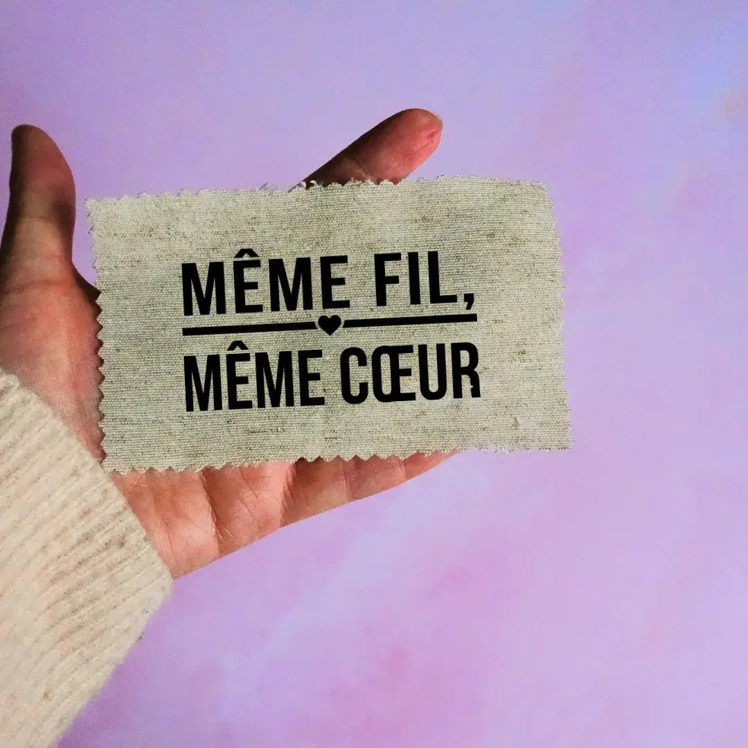 Étiquette en tissu personnalisée avec inscription floquée Même fil même cœur tenue à la main pour création artisanale