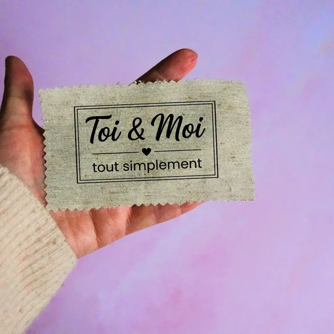 Étiquette en tissu personnalisée avec inscription floquée Toi et moi tout simplement tenue à la main pour création artisanale