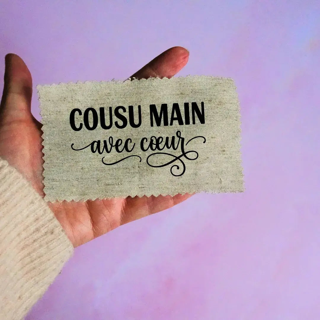 Étiquette en tissu personnalisée avec inscription floquée Cousu main avec cœur tenue à la main pour création artisanale