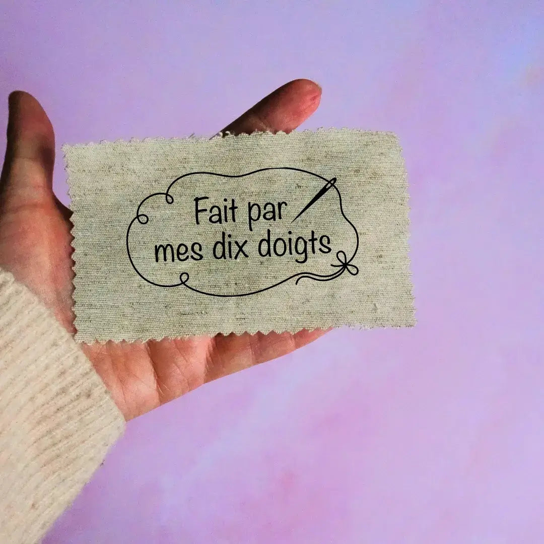Étiquette en tissu personnalisée avec inscription floquée Fait par mes dix doigts tenue à la main pour création artisanale