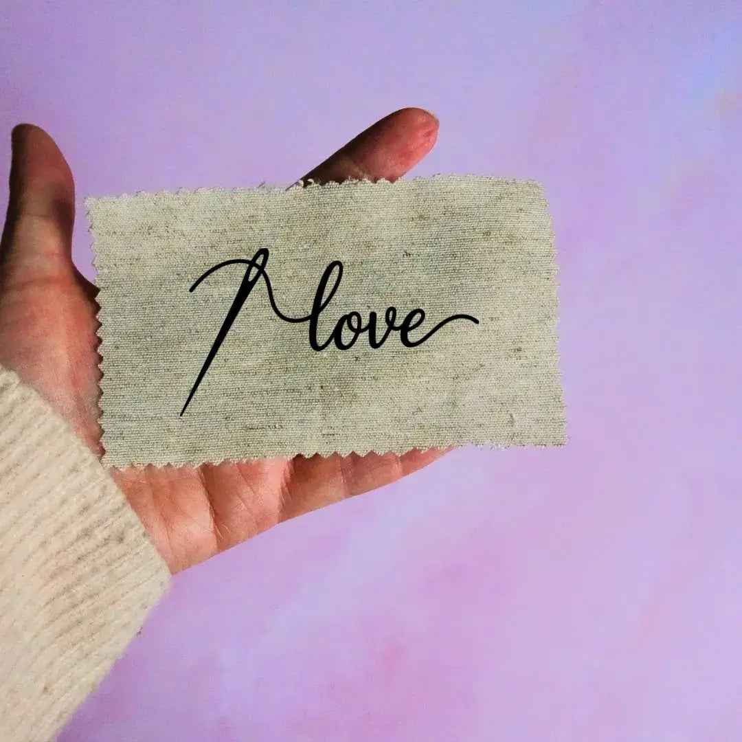 Étiquette en tissu personnalisée avec inscription floquée Love tenue à la main pour création artisanale