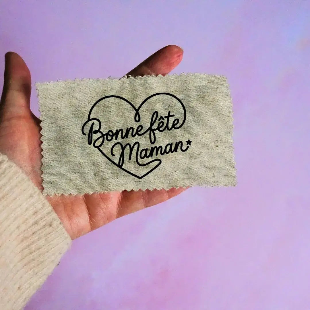 étiquette tissu beige Bonne fête Maman dans cœur noir écriture manuscrite décorative
