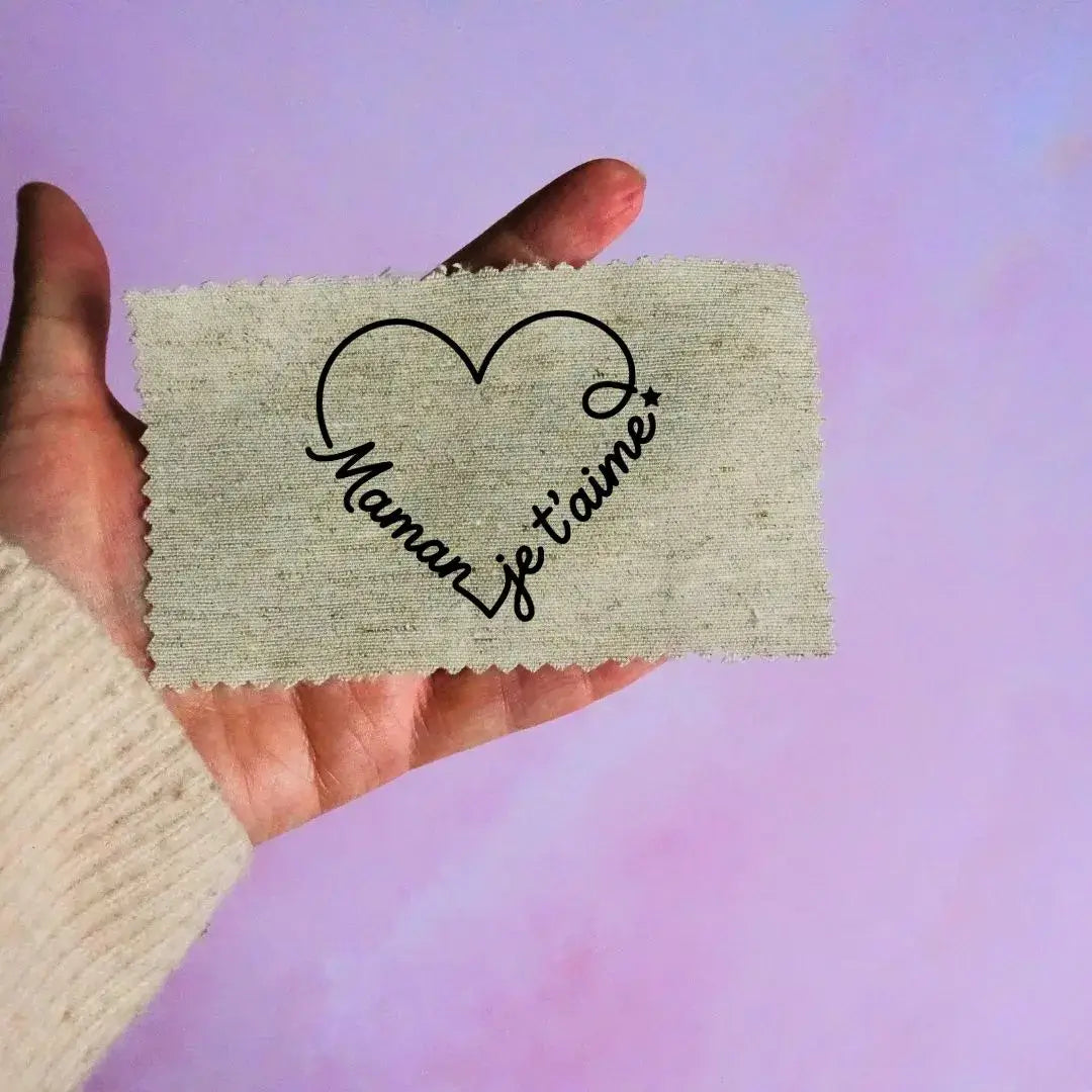 étiquette textile maman je t’aime dans cœur noir dessin fin sur tissu beige
