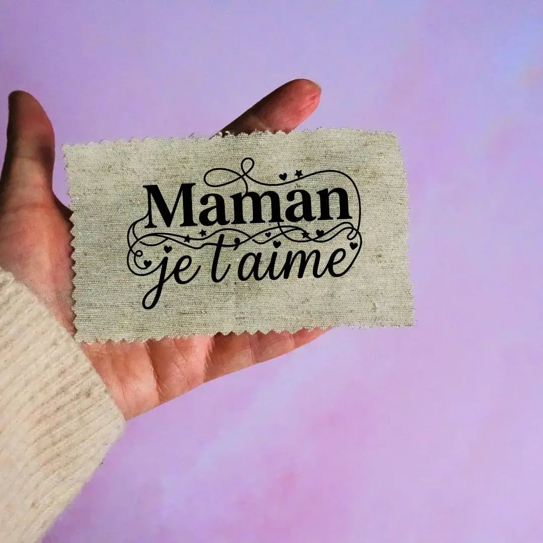 étiquette à coudre maman je t’aime écriture noire avec motifs cœurs et arabesques