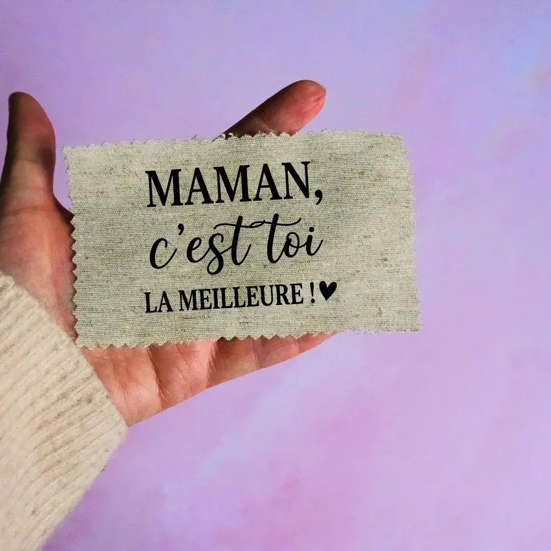 étiquette tissu maman c’est toi la meilleure texte noir typographie mixte avec cœur