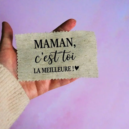 étiquette tissu maman c’est toi la meilleure texte noir typographie mixte avec cœur