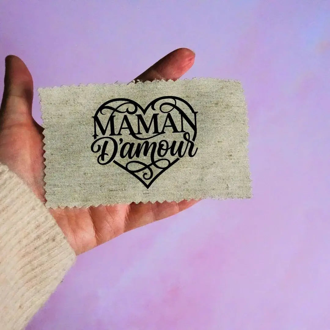 étiquette tissu maman d’amour dans cœur noir typographie décorative