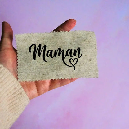 étiquette textile à coudre maman écriture noire avec cœur décoratif