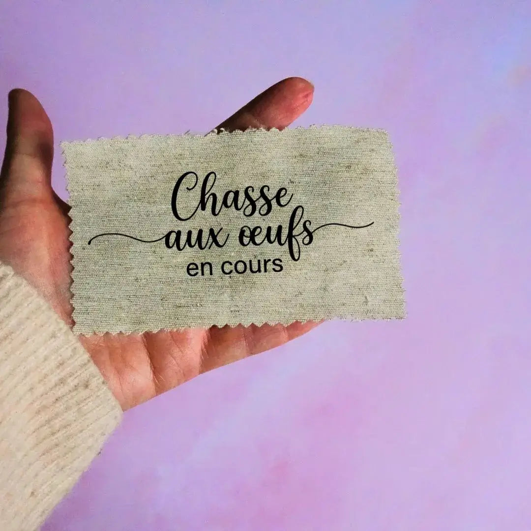 étiquette tissu Pâques chasse aux œufs en cours texte noir sur tissu beige à coudre personnalisable