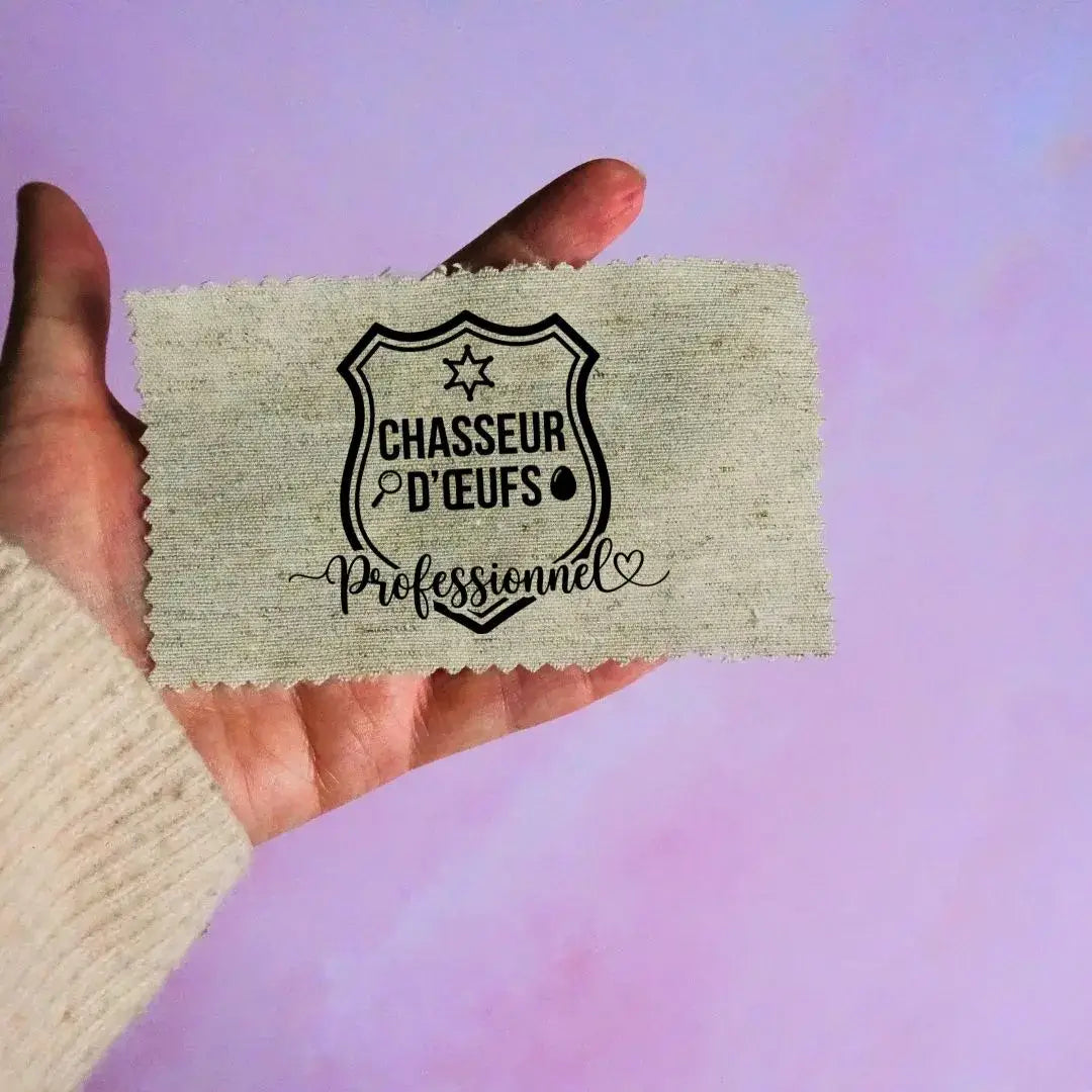 étiquette tissu Pâques chasseur d’œufs professionnel motif badge noir sur tissu beige à coudre