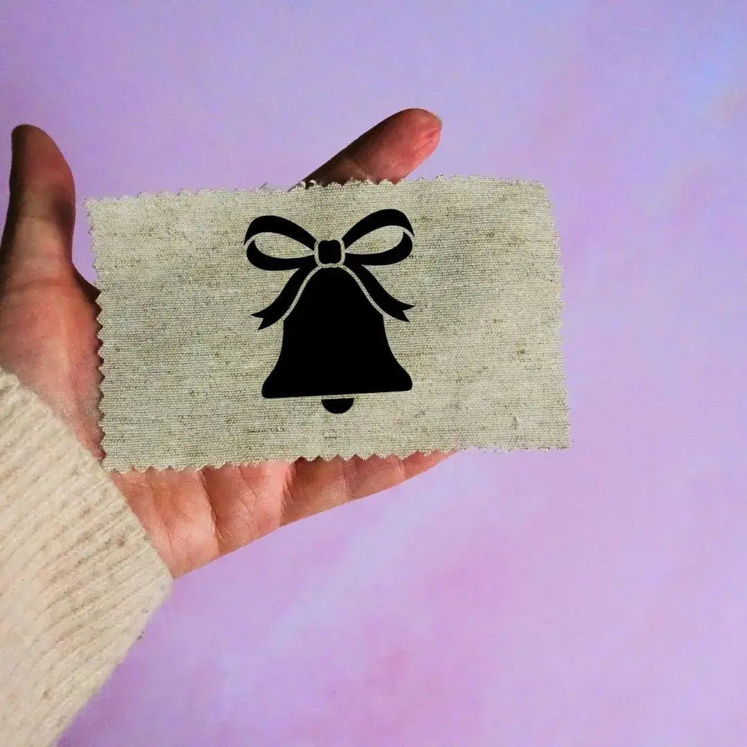 étiquette tissu Pâques motif cloche noire avec nœud sur tissu beige accessoire couture personnalisé